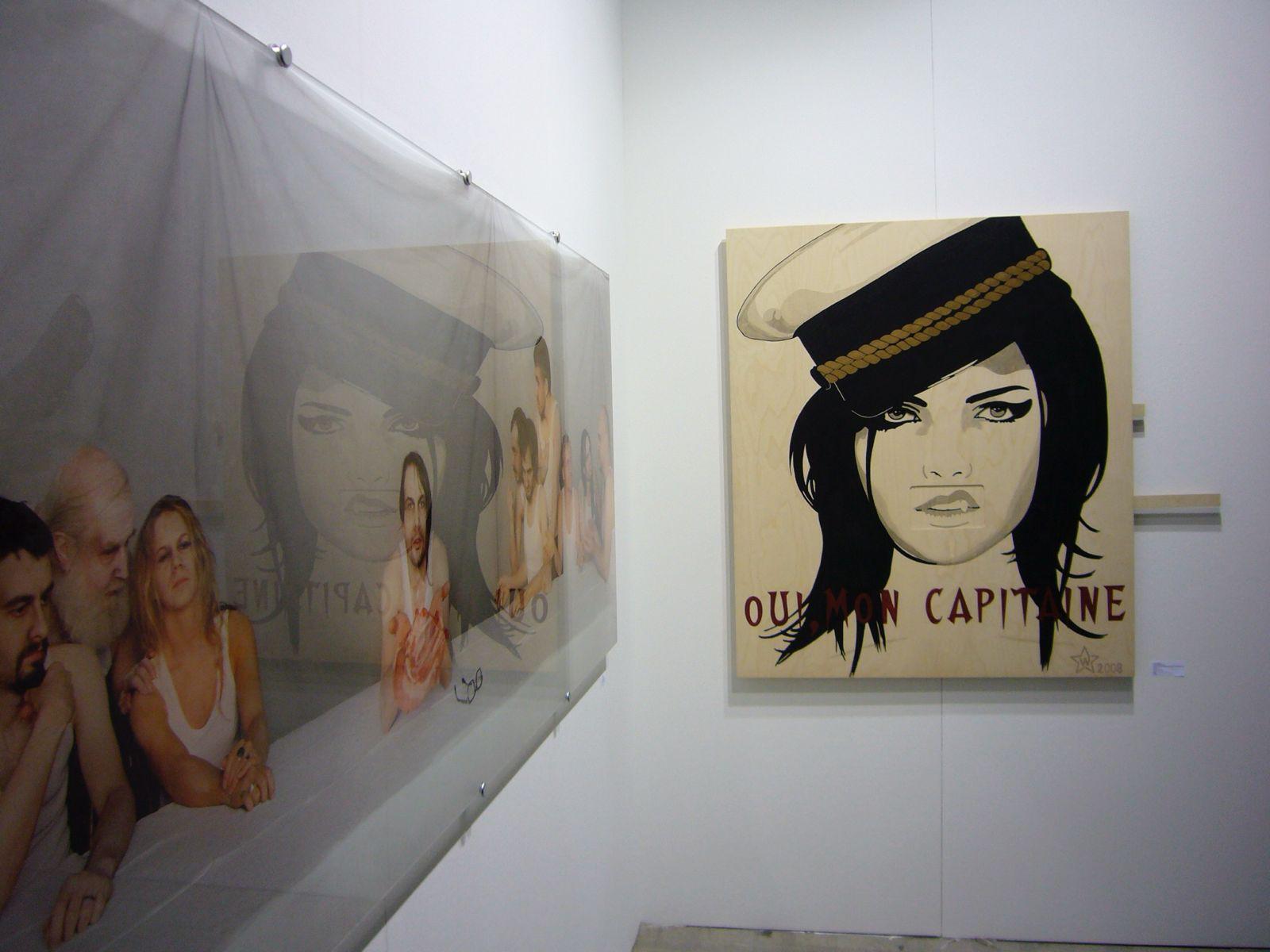Oui, mon capitaine neben einer transparenten Arbeit in der Galerie