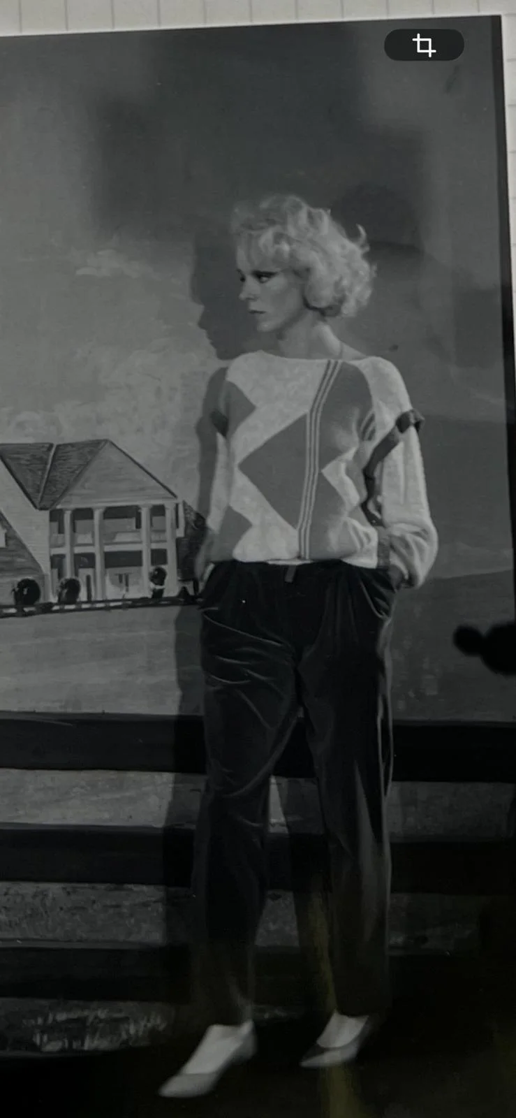 MODEL — black-and-white fashion photo